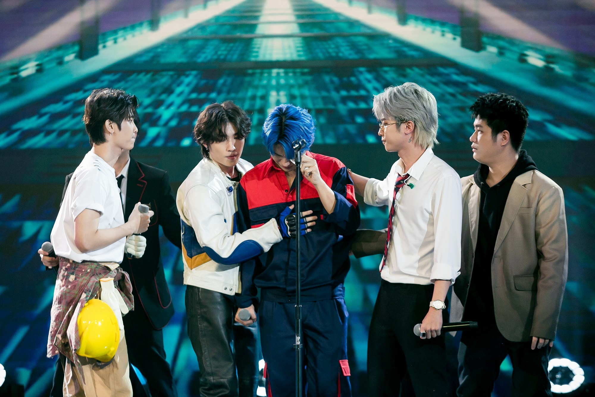 UNI5 The Heroes anh 1