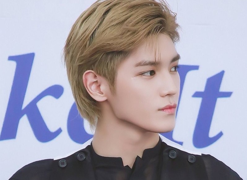 Nam ca si bat khoc khi phai tay toc hinh anh