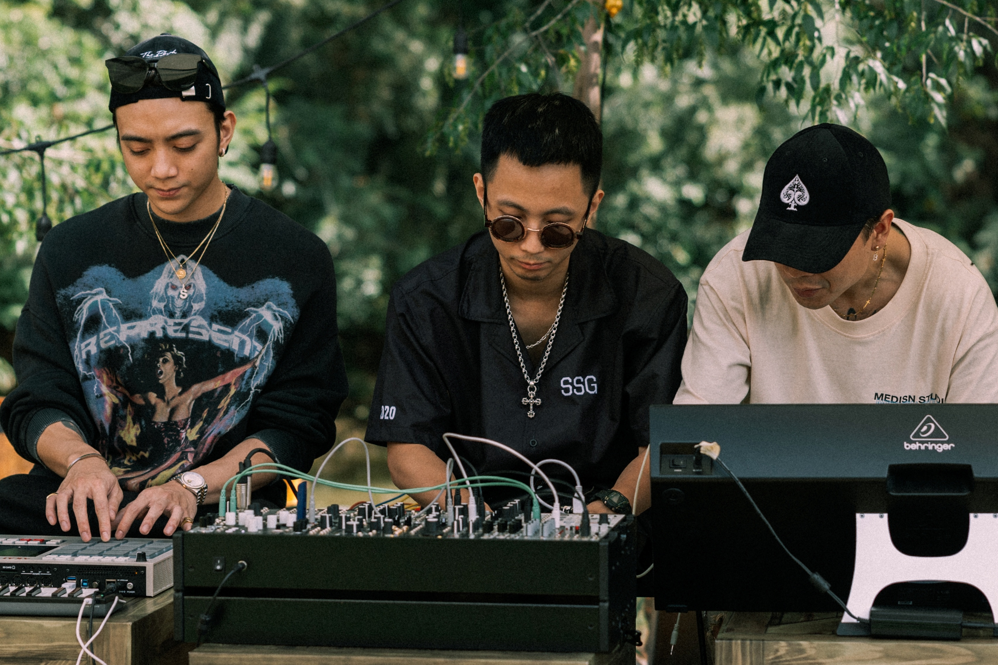 Hon 50 nghe si Viet tham gia chien dich day lui Covid-19 hinh anh