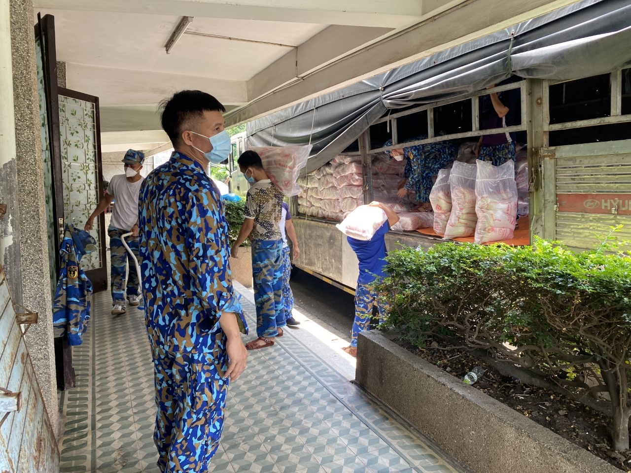 nghe si viet tu thien mua dich anh 1