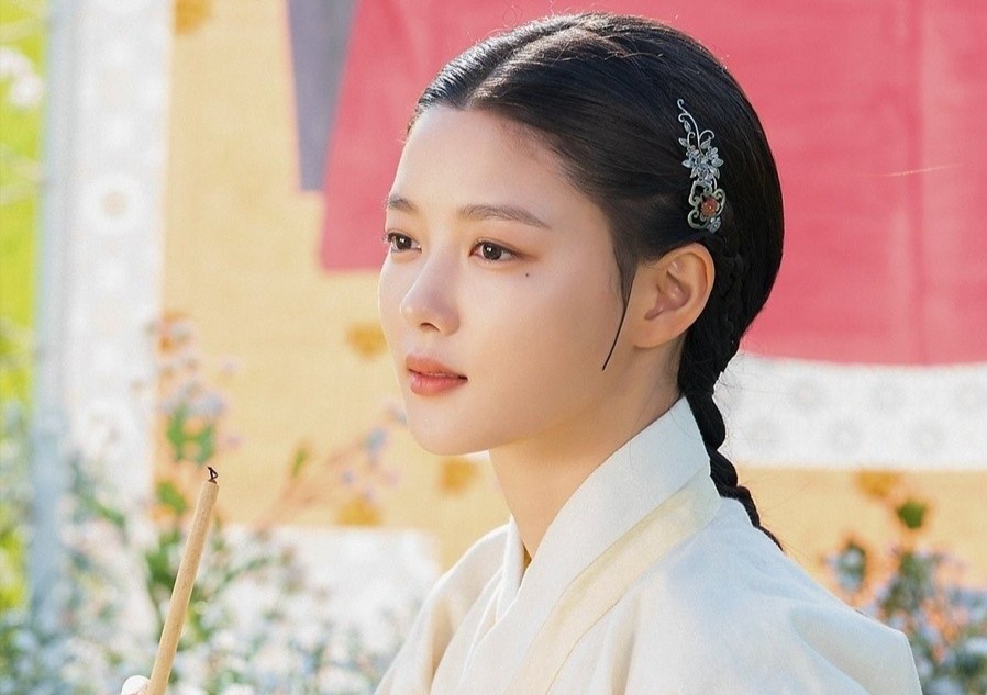 Tao hinh co trang cua em gai quoc dan Kim Yoo Jung hinh anh