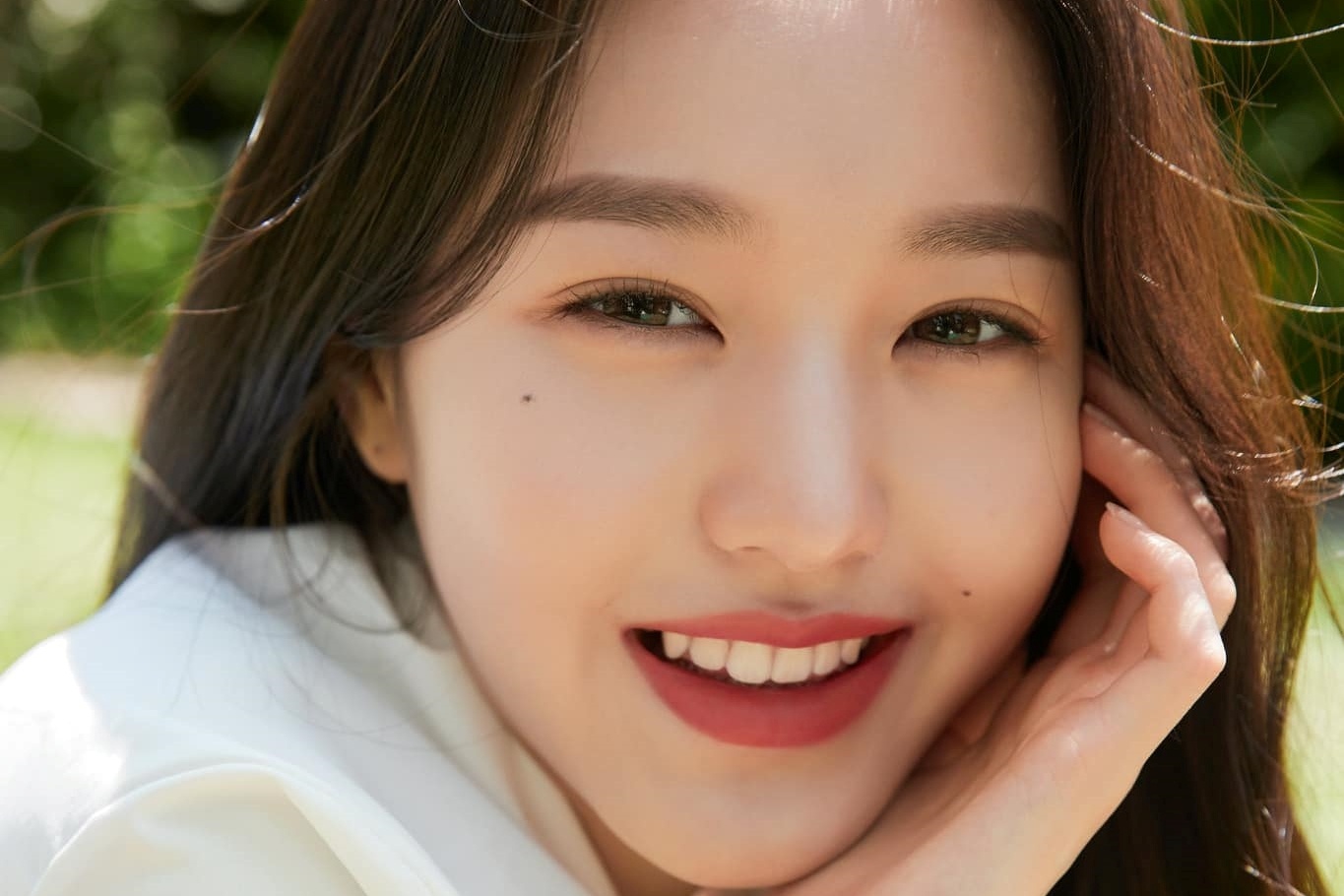 Nu ca si co guong mat ty le vang hinh anh