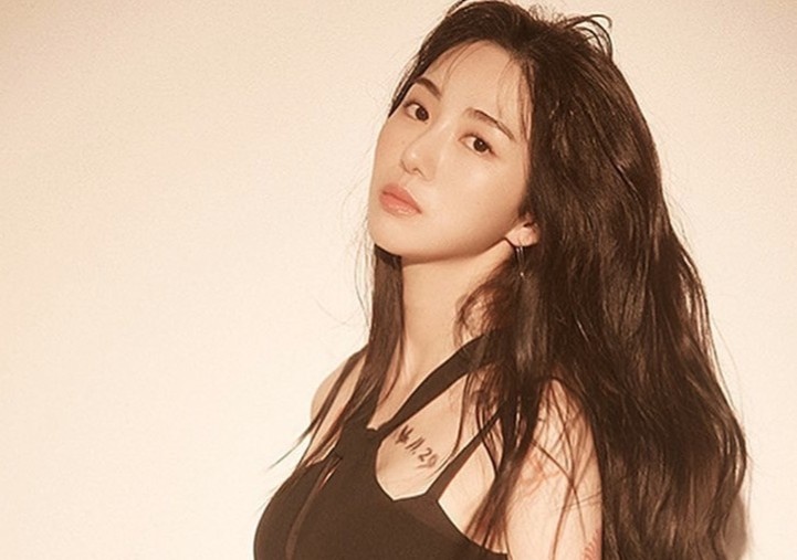 Ca si Mina cong khai ban trai moi hinh anh