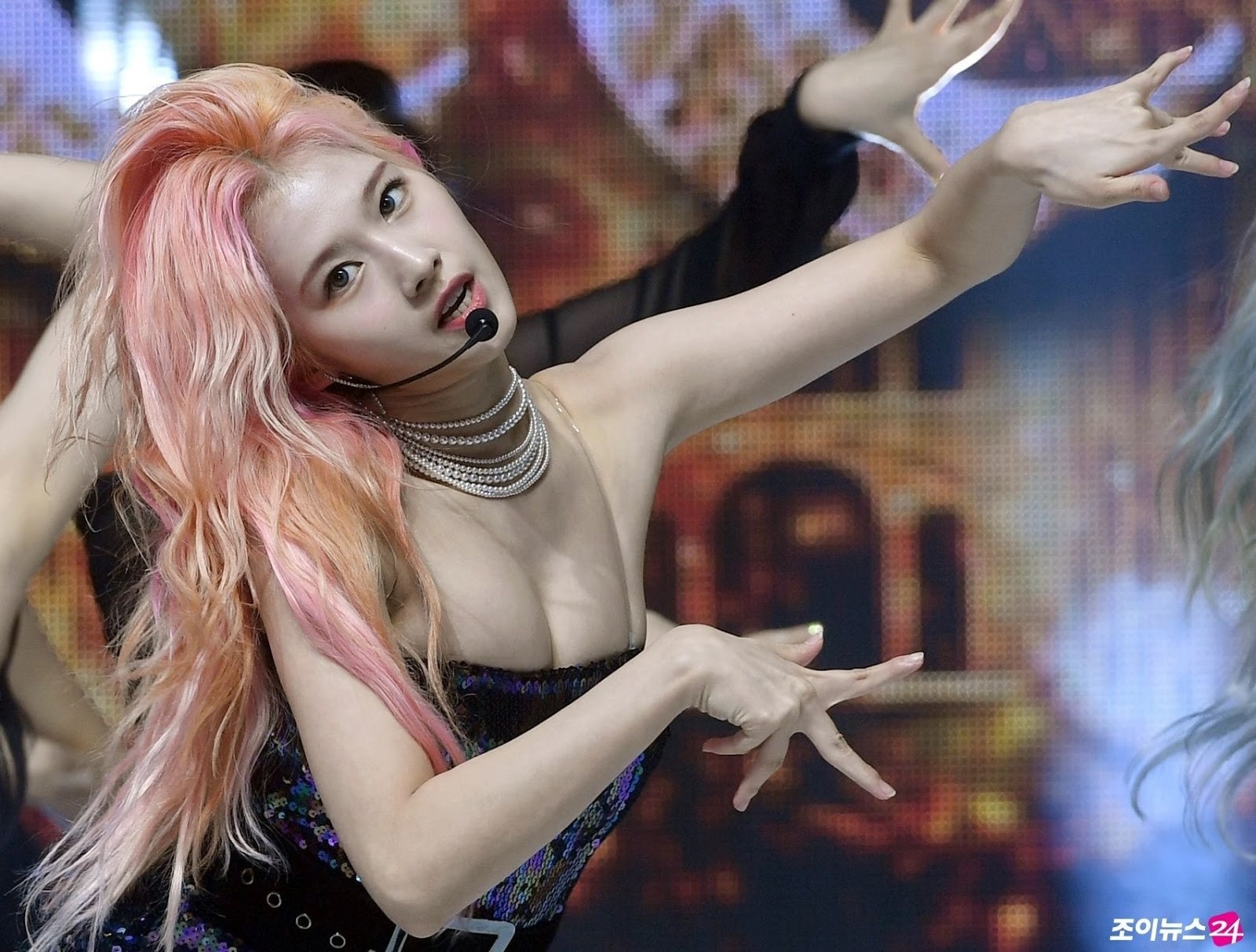 Ca si roi toc gia khi bieu dien hinh anh