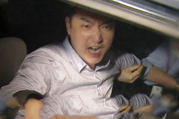 Qua trinh 20 canh sat vay bat nguoi chuyen boc phot showbiz Han hinh anh