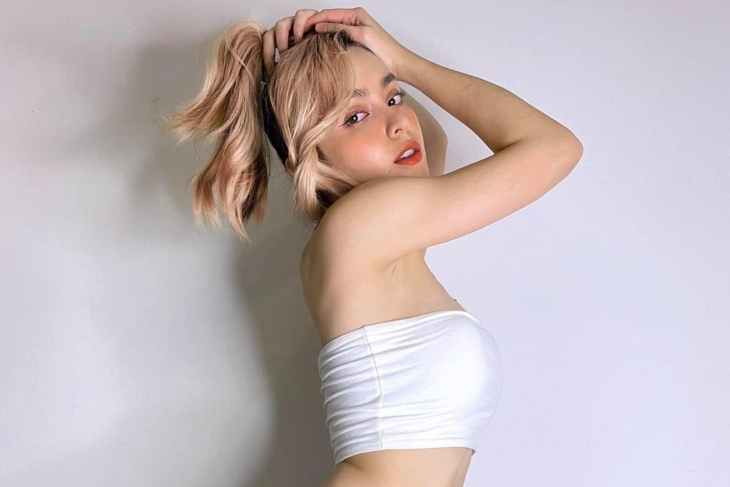 Ca si Viet leo len mai nha de ghi hinh hinh anh