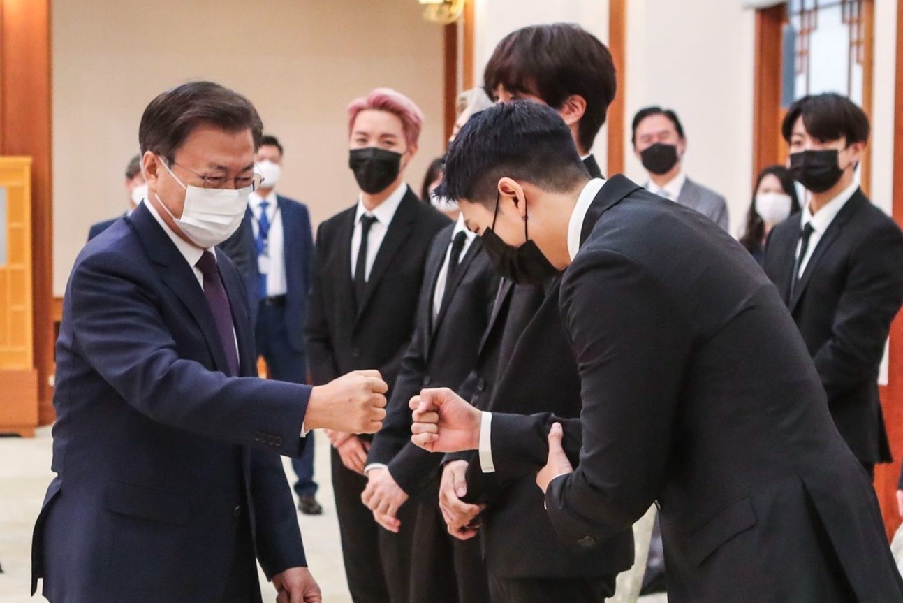 BTS tro thanh dac phai vien cua tong thong Han Quoc hinh anh