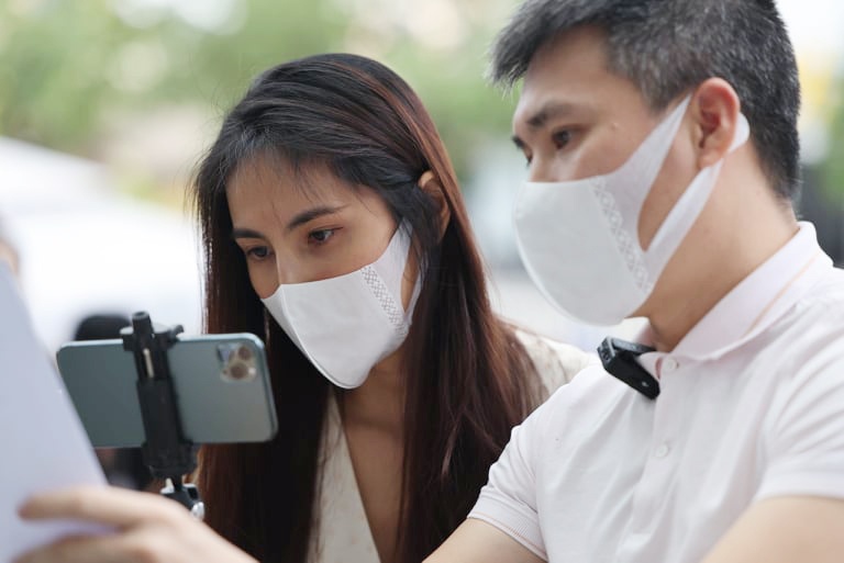 Thuy Tien - Cong Vinh livestream cong bo 18.000 trang sao ke hinh anh