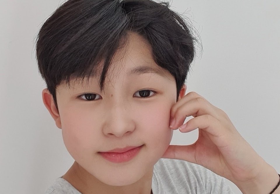 Ca si 12 tuoi gay tranh cai khi tham gia nhom nhac hinh anh