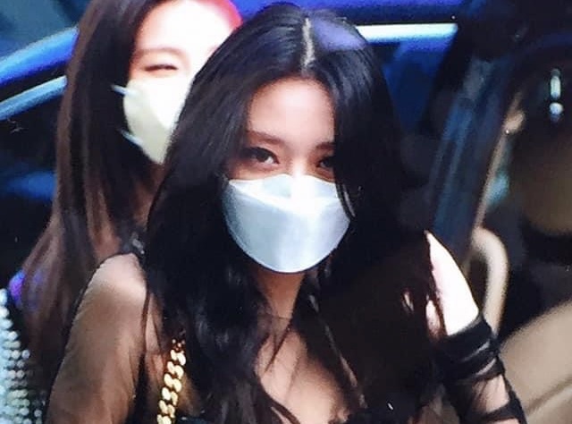 Thanh vien nhom nhac Han bi chi trich vi trang phuc khong phu hop hinh anh