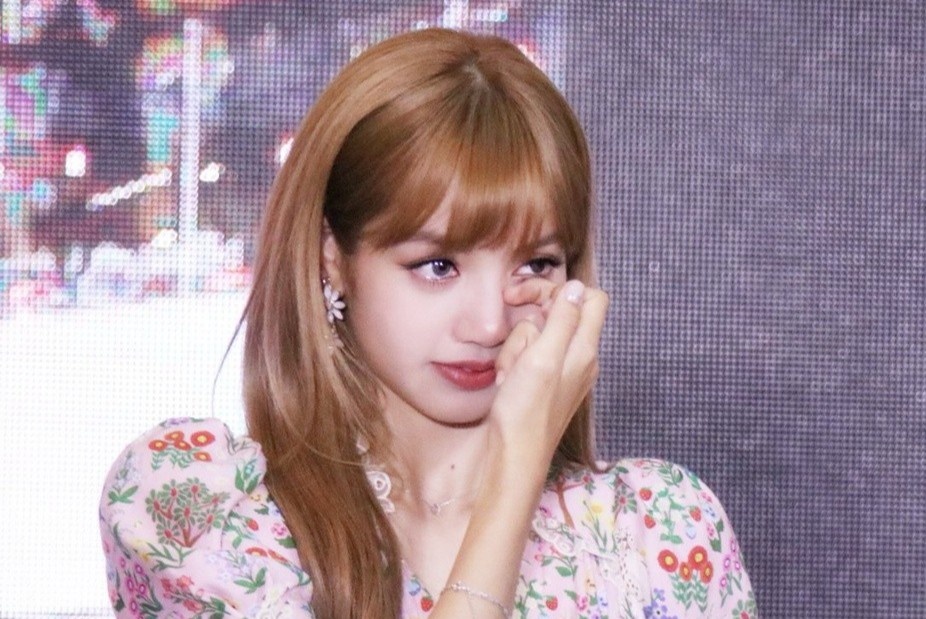 Lisa co dang bi nguoc dai hinh anh