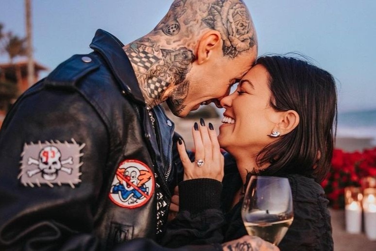 Kourtney Kardashian nhan loi cau hon cua Travis Barker hinh anh