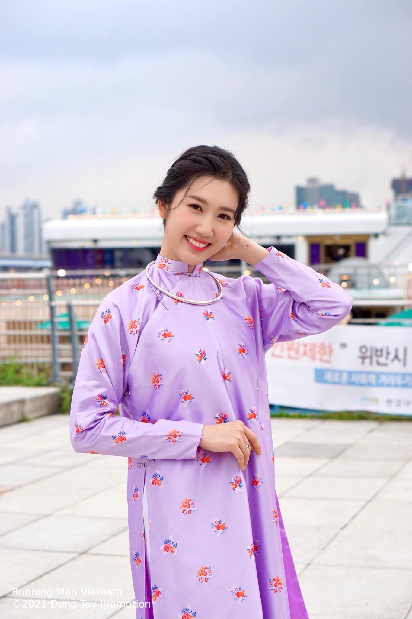 Thuy Ngan choi la chay anh 2