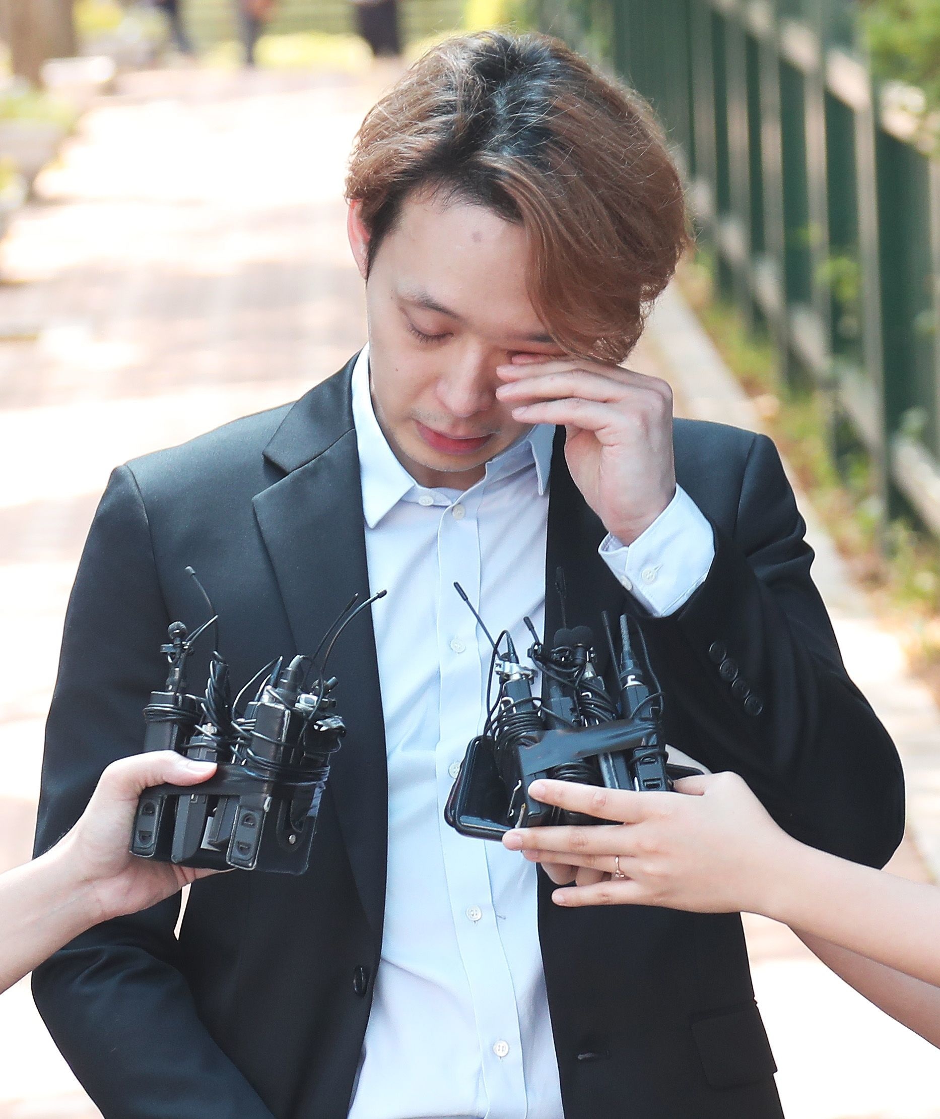 Park Yoo Chun bi cam hoat dong anh 1
