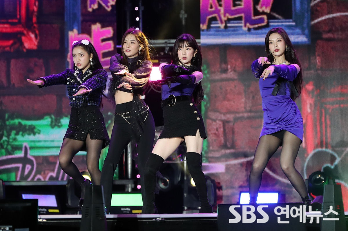 nhom nhac bi cat bo phan trinh dien anh 1