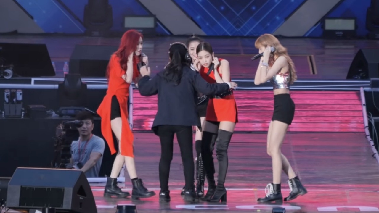 nhom nhac bi cat bo phan trinh dien anh 6