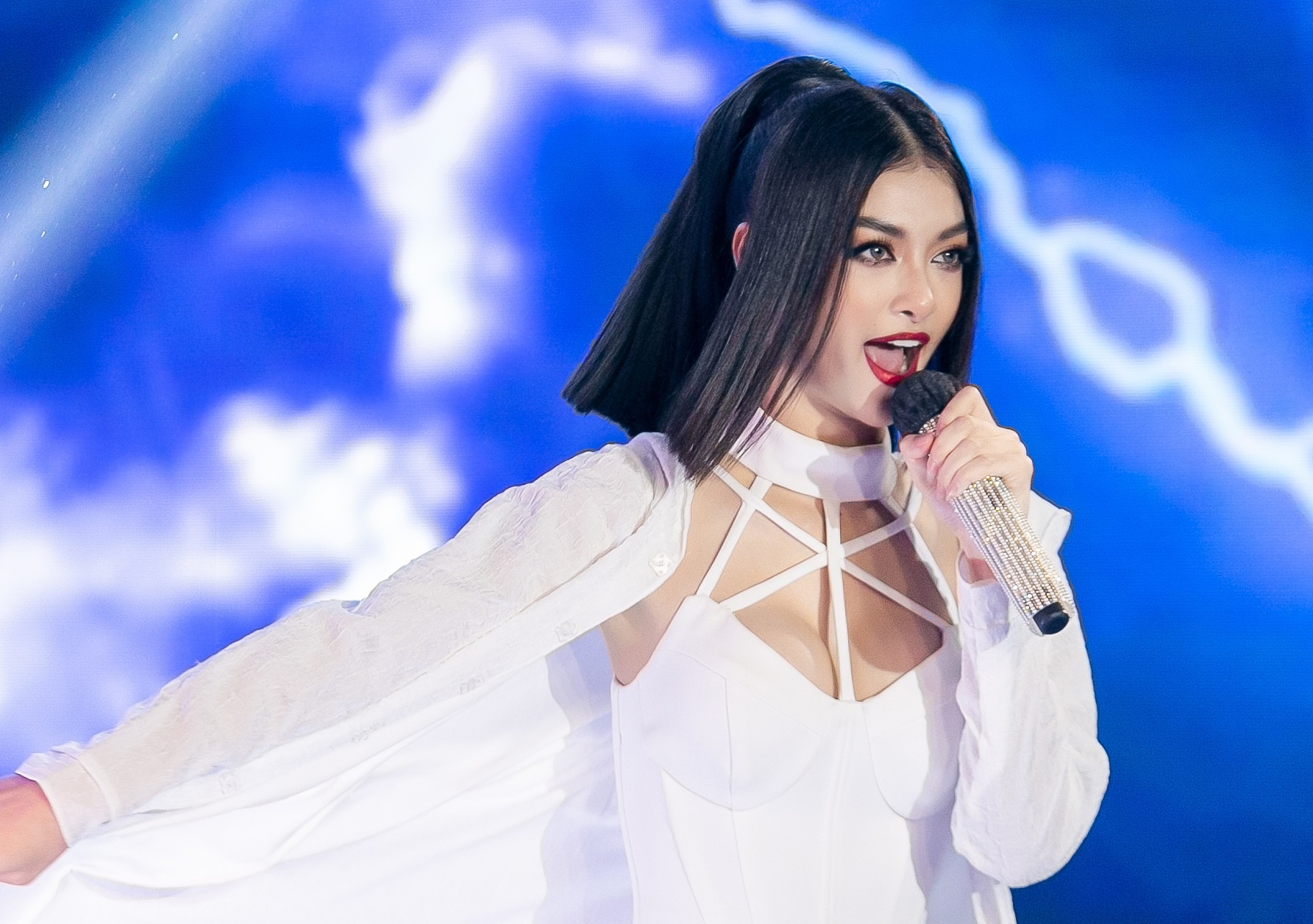 Doi Ha Le trang tay o The Heroes hinh anh