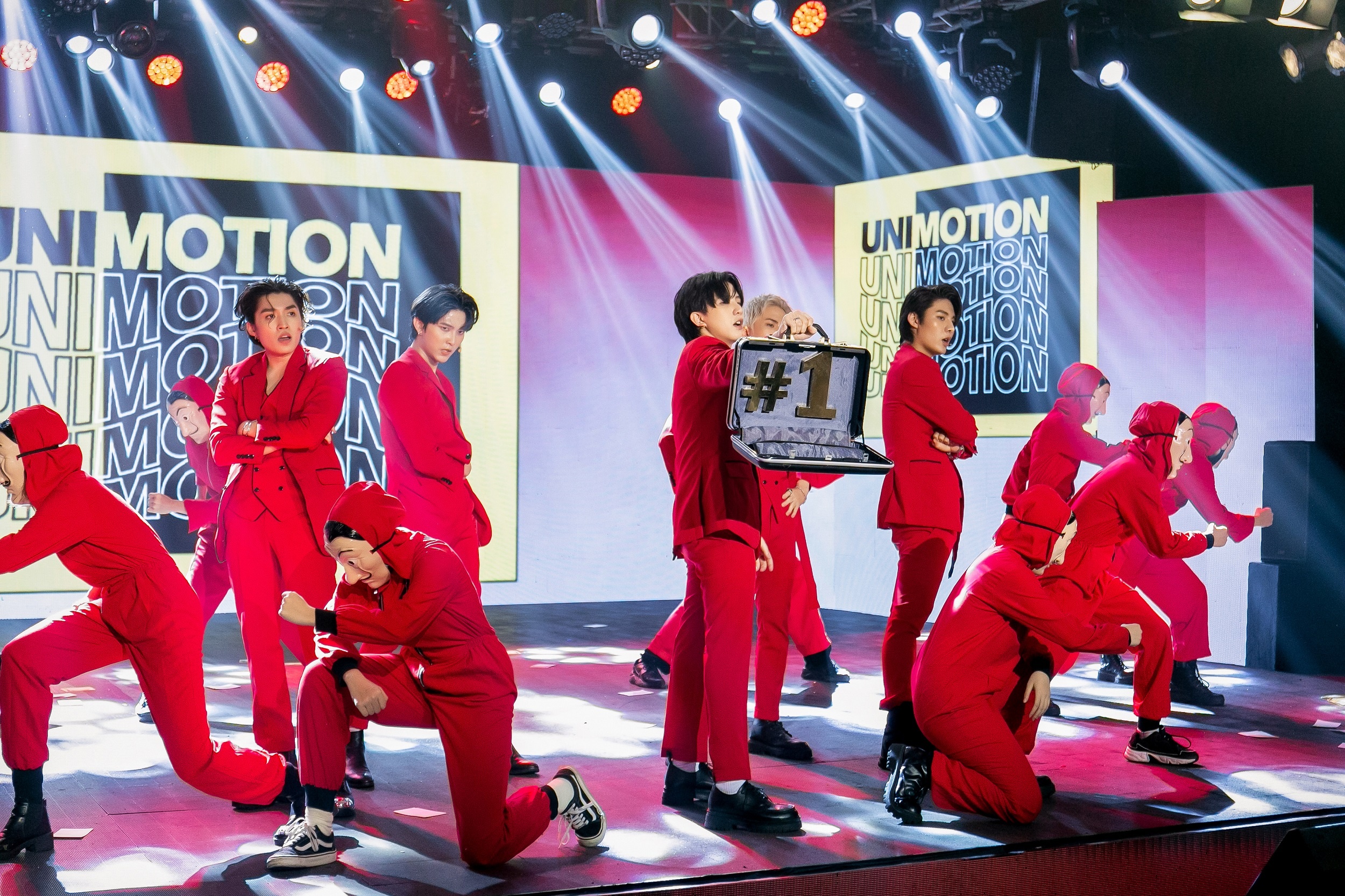 chung ket the heroes anh 1