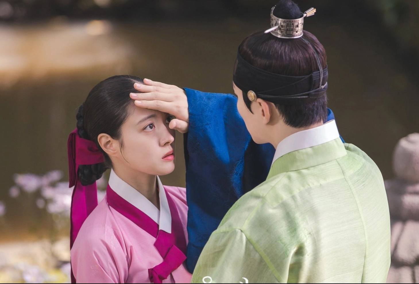 Tranh luan ve phim co trang Han Quoc hinh anh