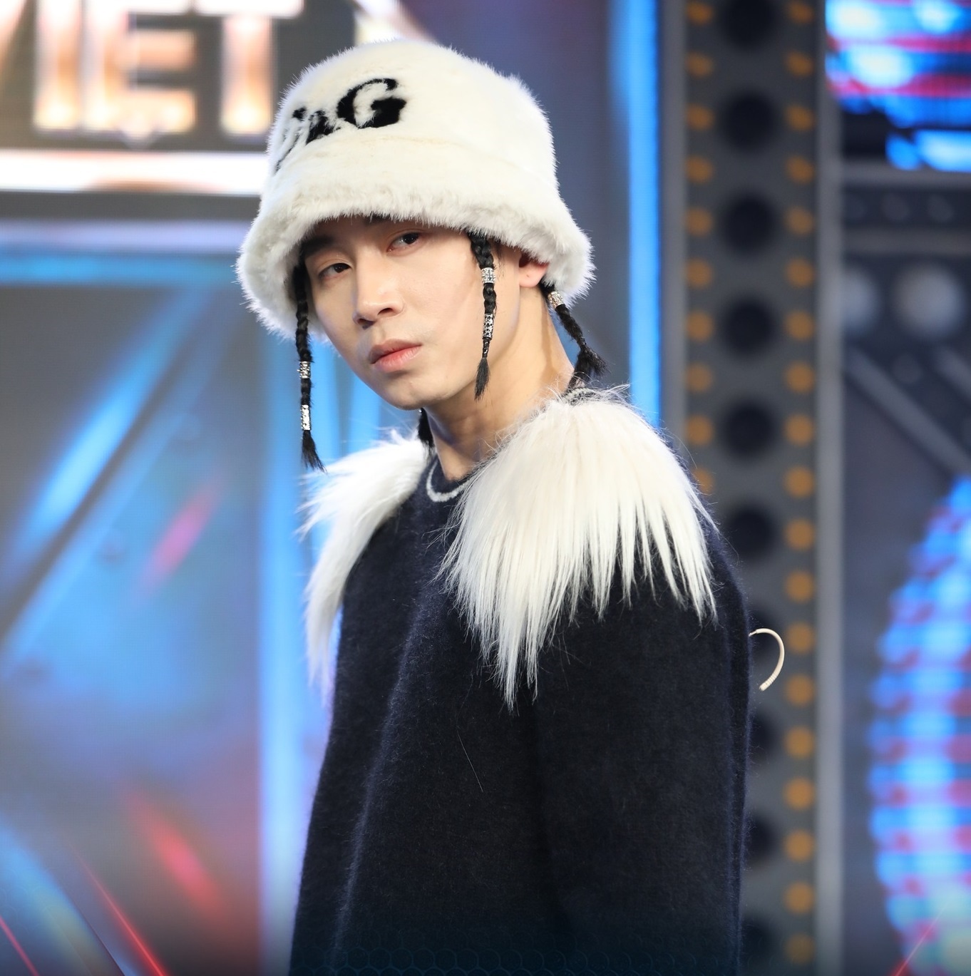 Binz Karik tranh luan anh 3