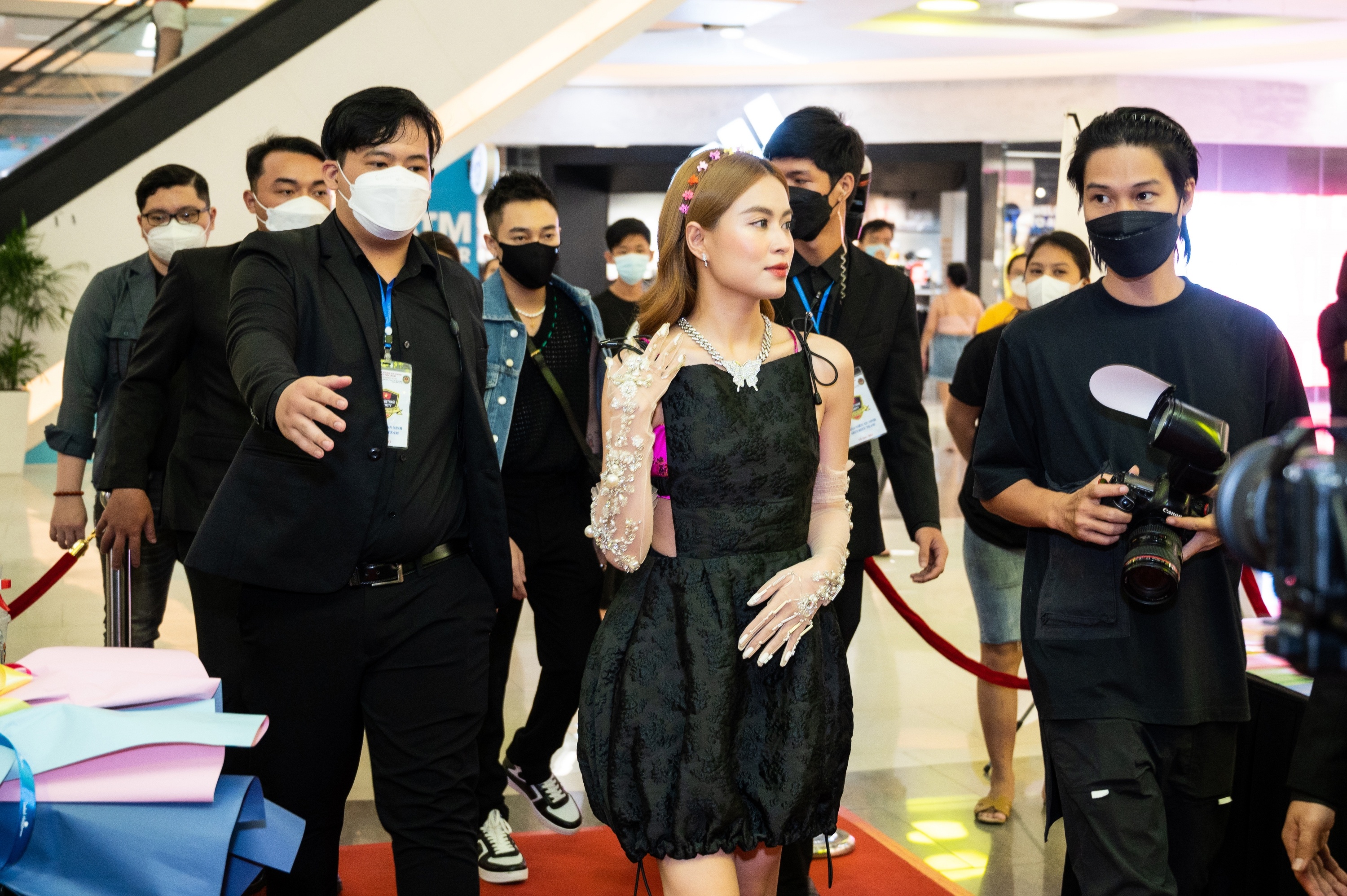 Hoang Thuy Linh gieo que anh 9