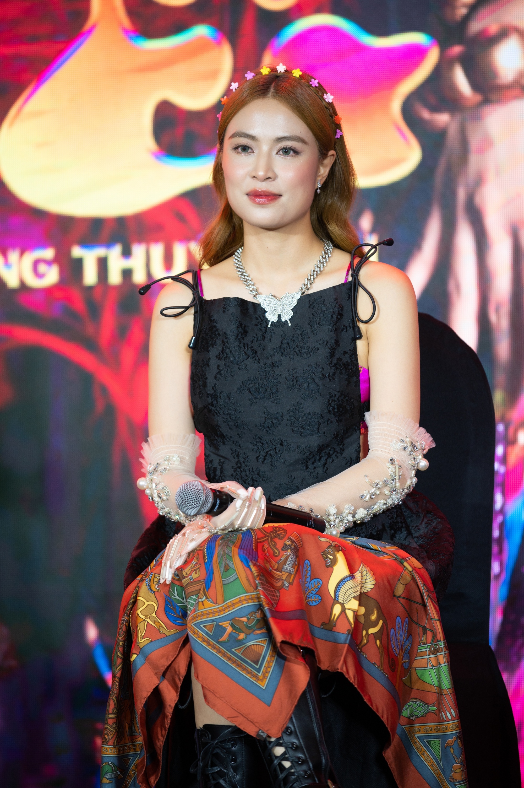 Hoàng Thùy Linh gieo quẻ ảnh 1 Hoang Thuy Linh gieo que anh 1