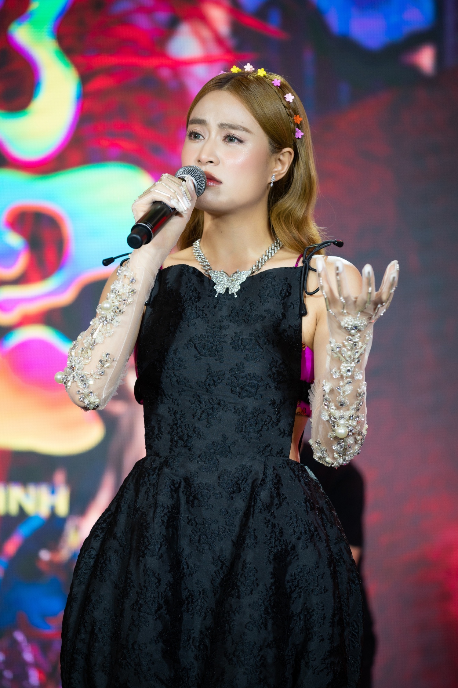 Hoàng Thùy Linh gieo quẻ ảnh 2 Hoang Thuy Linh gieo que anh 2