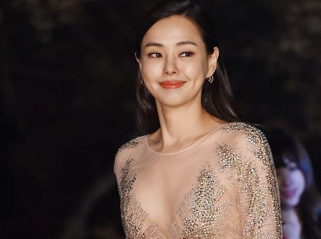 Hoa hau Honey Lee mang thai hinh anh