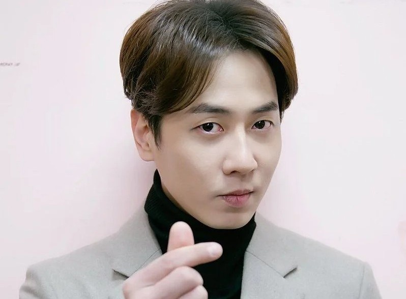 Thanh vien nhom Shinhwa ket hon hinh anh