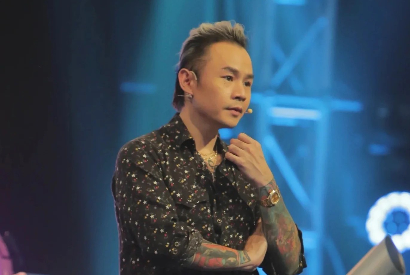 Kellie bi lu mo khi dien cung huan luyen vien Binz hinh anh