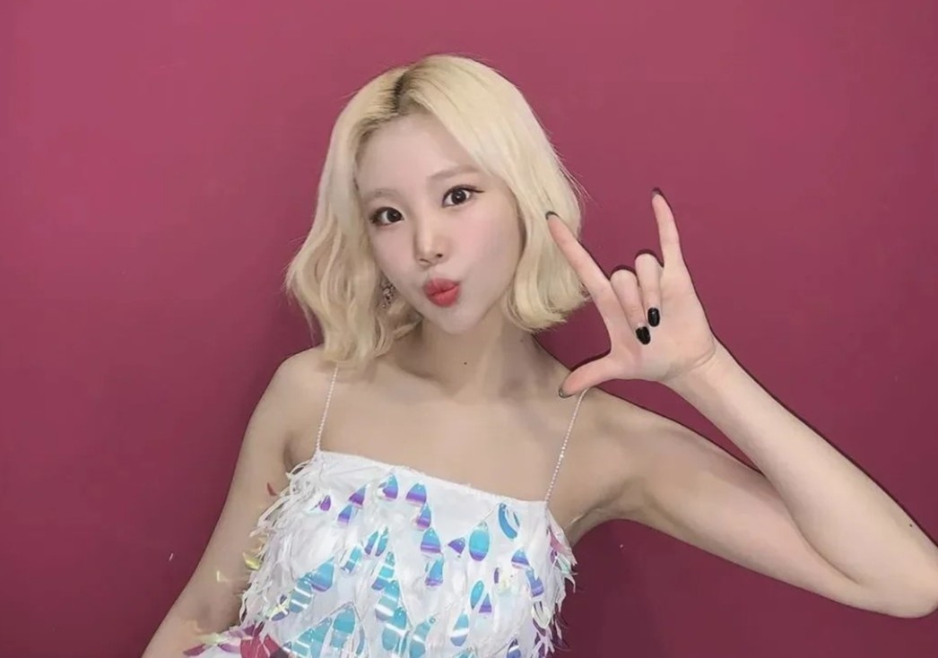 Thanh vien nhom Momoland, BTS mac Covid-19 hinh anh