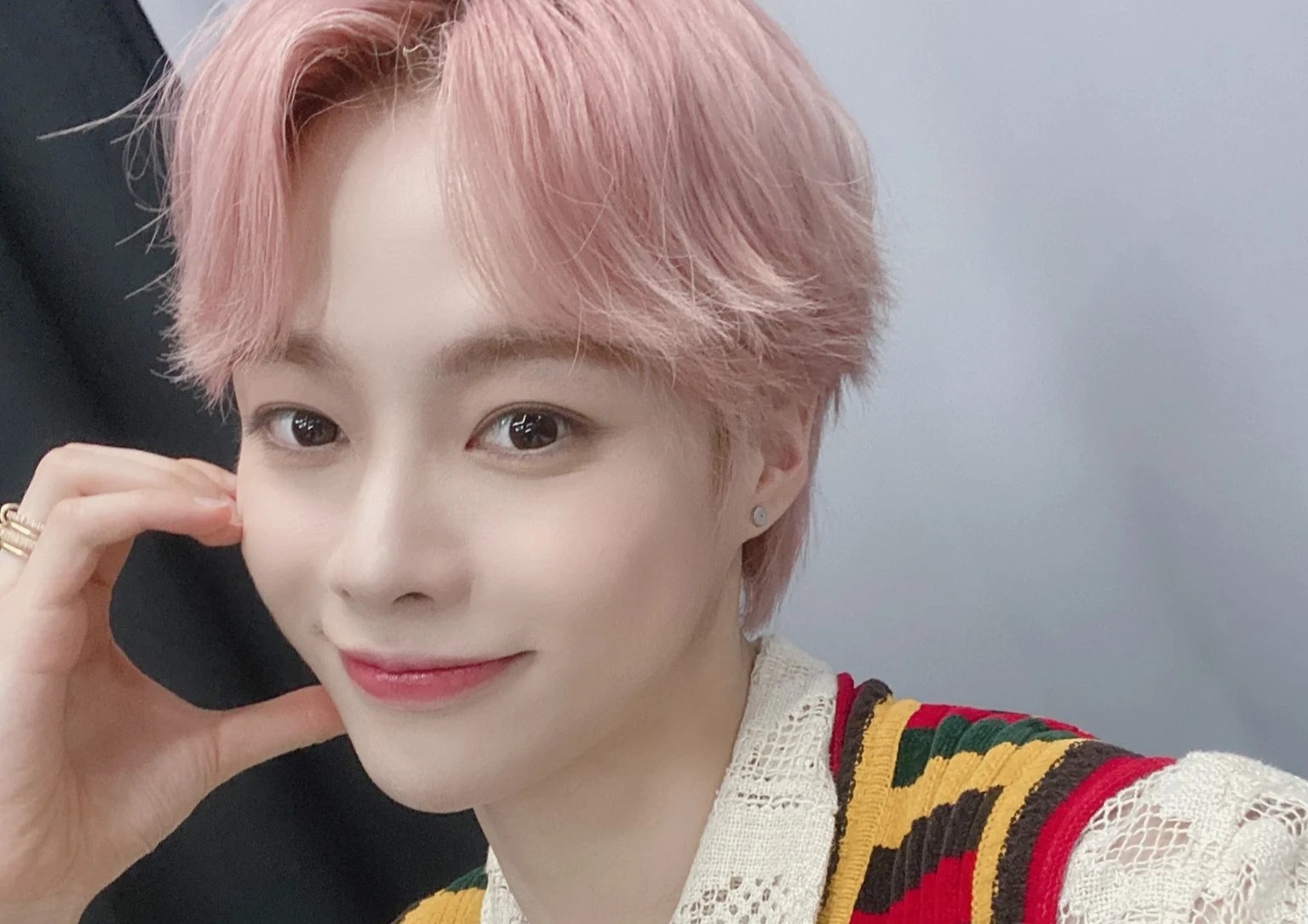 Thanh vien nhom nhac Han Quoc hat 'Mot con vit' hinh anh