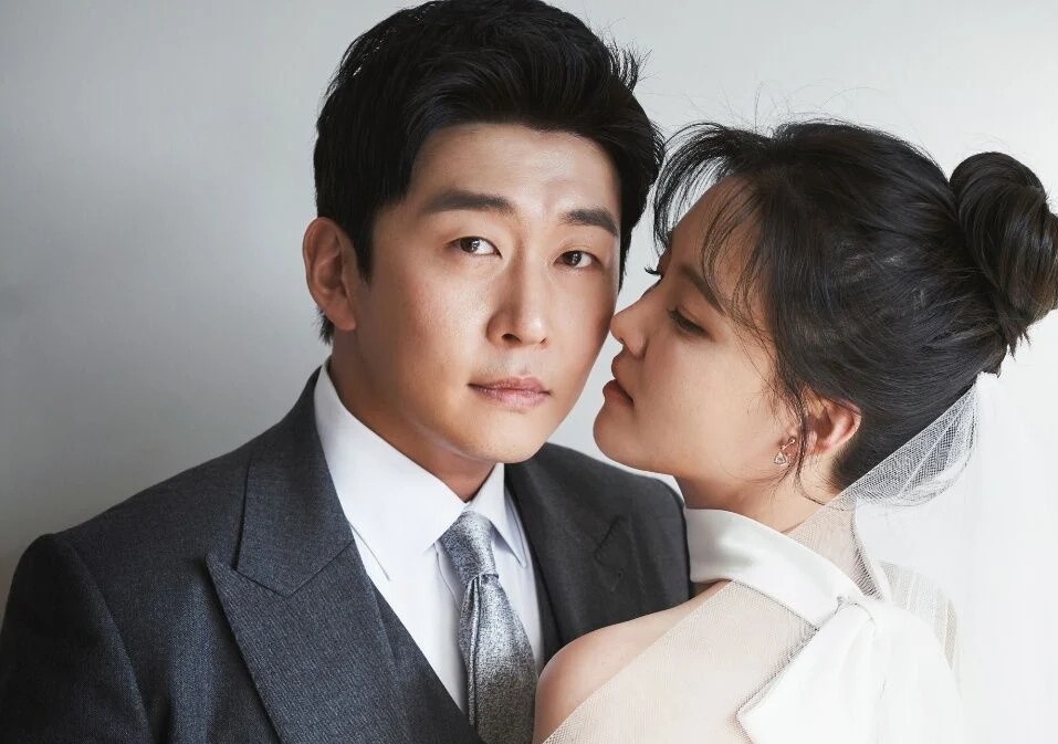 Nam dien vien Yun Je Wook ket hon hinh anh