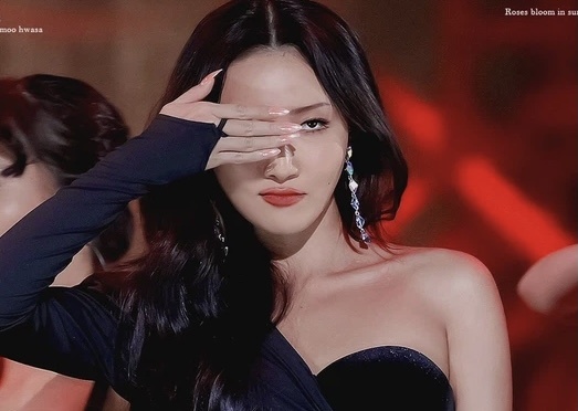 Hwasa: ‘Toi bi che nhan cach vi mac do ho’ hinh anh