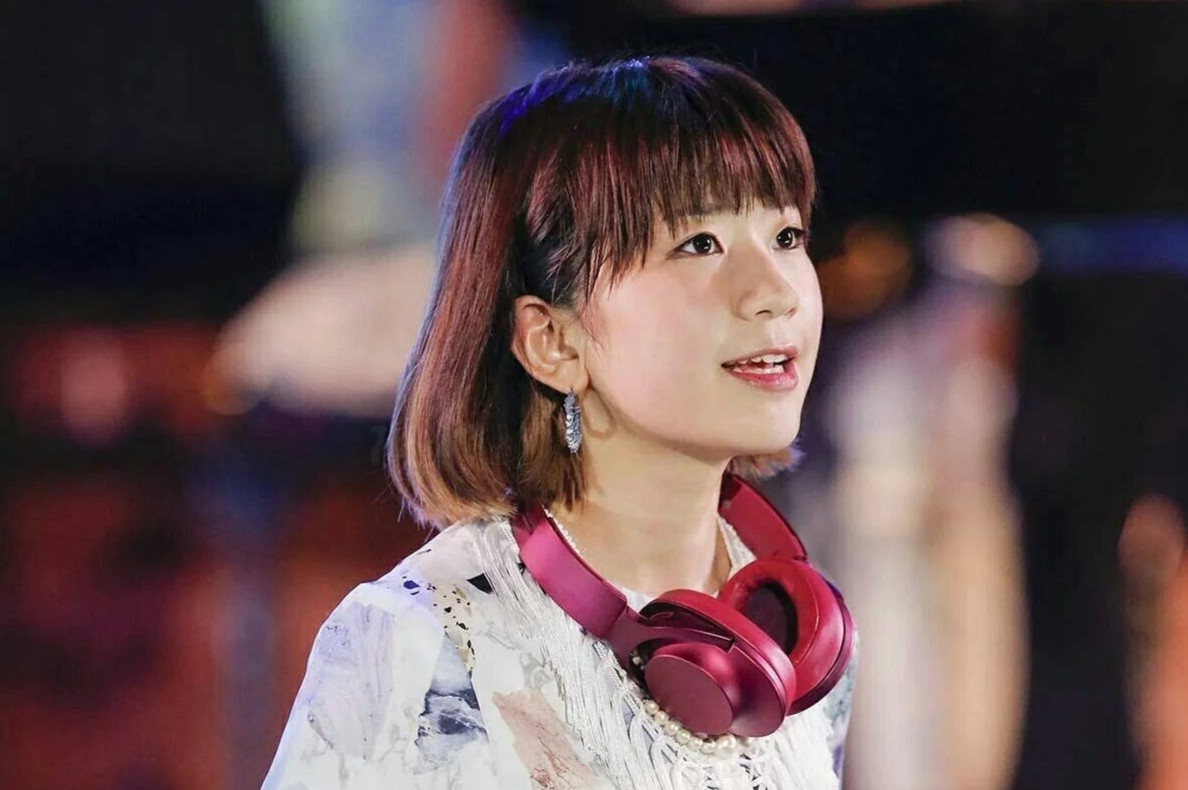 Nu ca si dung hoat dong vi mat kha nang nghe hinh anh