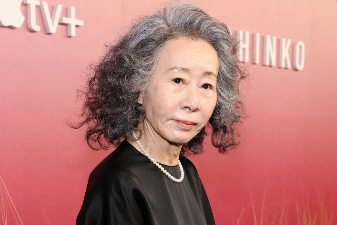 Youn Yuh Jung nem 8 cuon kich ban truoc mat nha san xuat hinh anh