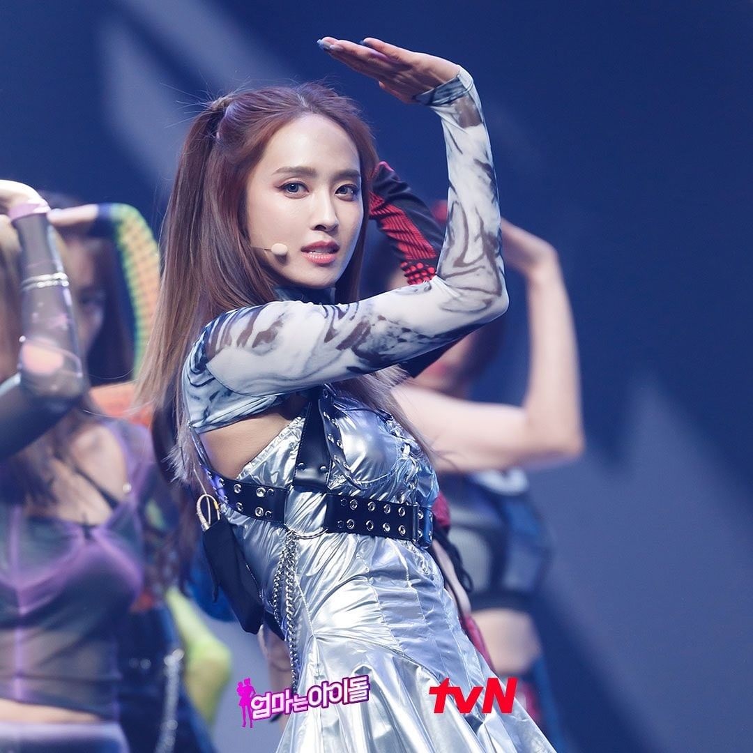 Oh My Girl bi cam hen ho anh 4