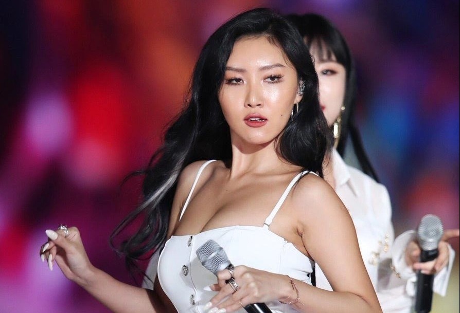 Hwasa (Mamamoo) bi chi trich vi mac ho hang hinh anh