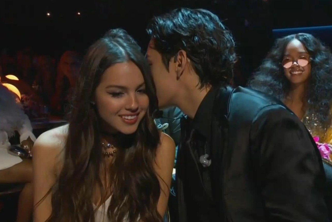 Thanh vien BTS than mat voi Olivia Rodrigo tren san khau Grammy hinh anh