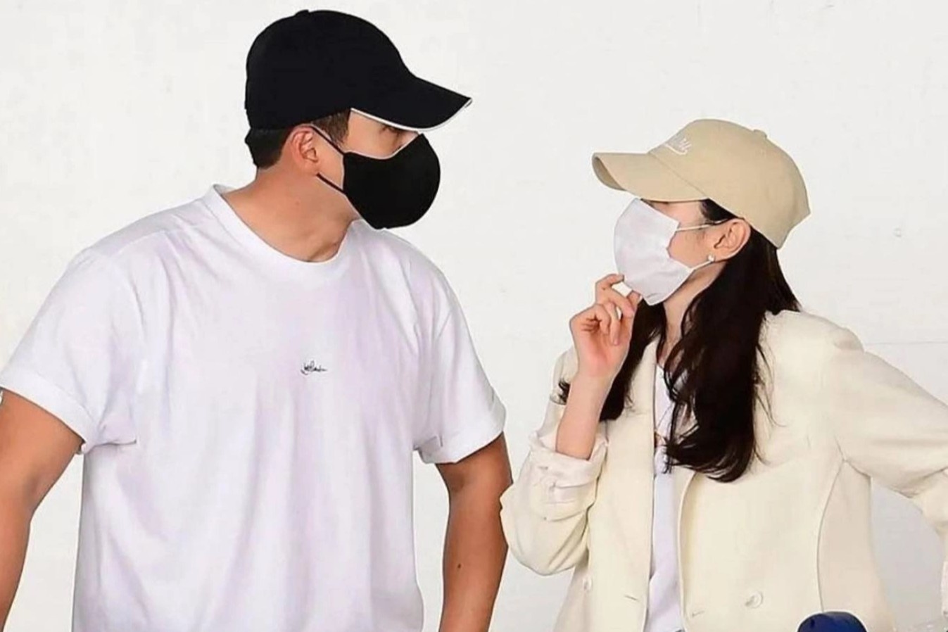 Hyun Bin, Son Ye Jin kho chiu khi bi deo bam o My hinh anh