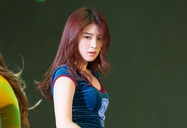 Nu dien vien ket hon voi quan ly hinh anh
