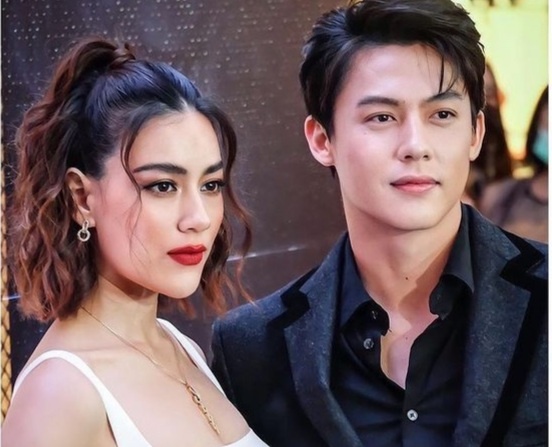 Cap sao hang A Thai Lan cau hon sau 9 nam yeu nhau hinh anh