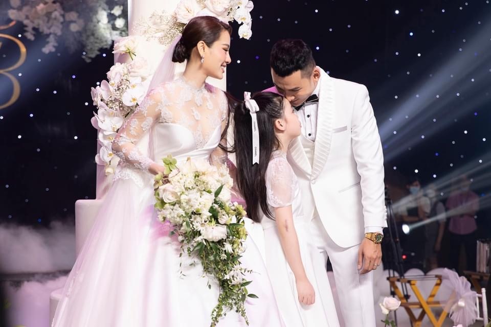 Con gai chuc mung Phuong Trinh Jolie va Ly Binh trong le cuoi hinh anh