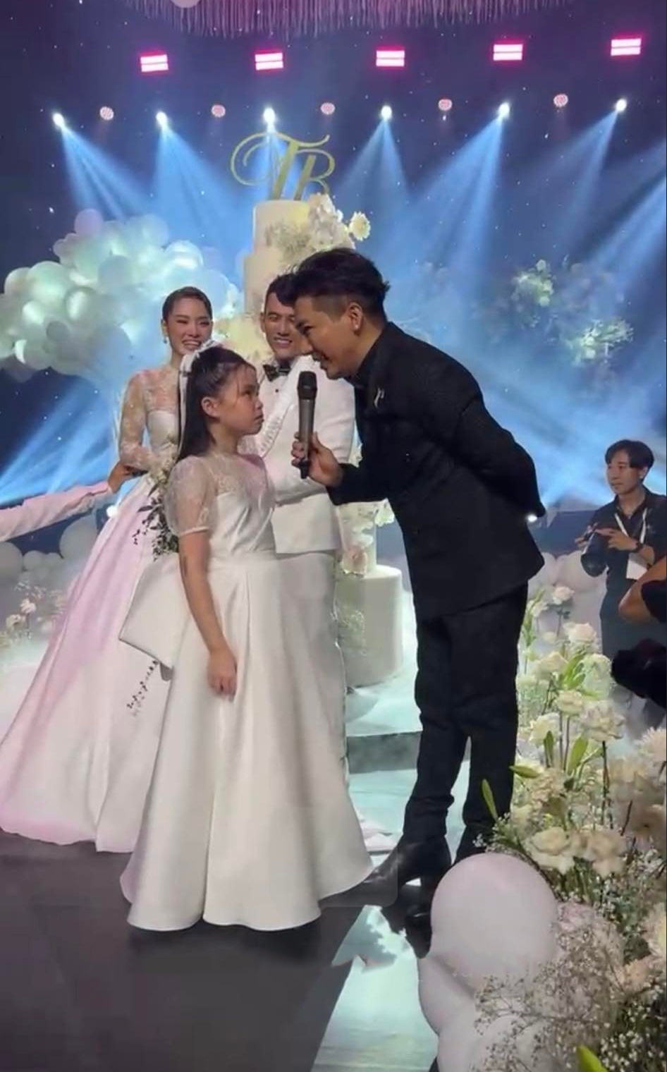 le cuoi ly binh Phuong Trinh Jolie anh 2