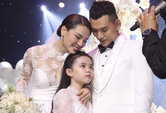 Phuong Trinh Jolie cong khai con gai 9 tuoi trong le cuoi hinh anh