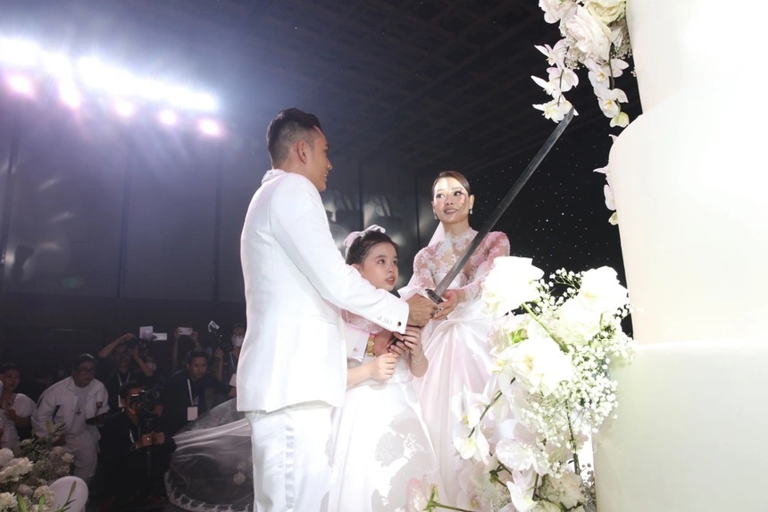 Hôn lễ Lý
Bình và Phương Trinh Jolie ảnh 3 Hon le Ly
Binh va Phuong Trinh Jolie anh 3