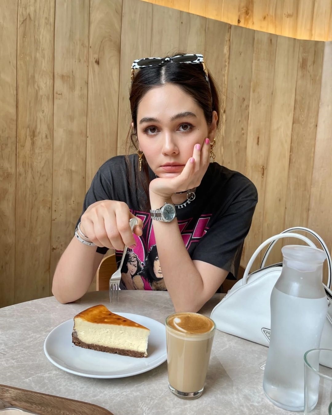 Chompoo
Araya sinh con anh 1