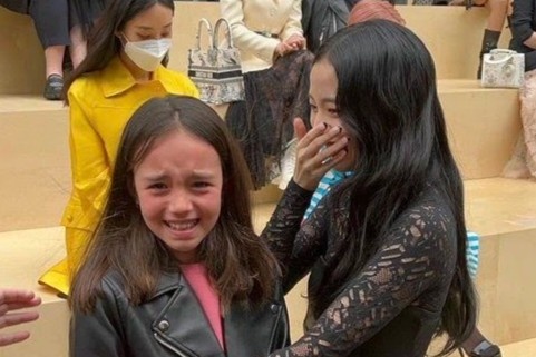 Fan nhi khoc suot 15 phut khi gap Jisoo (BlackPink) hinh anh
