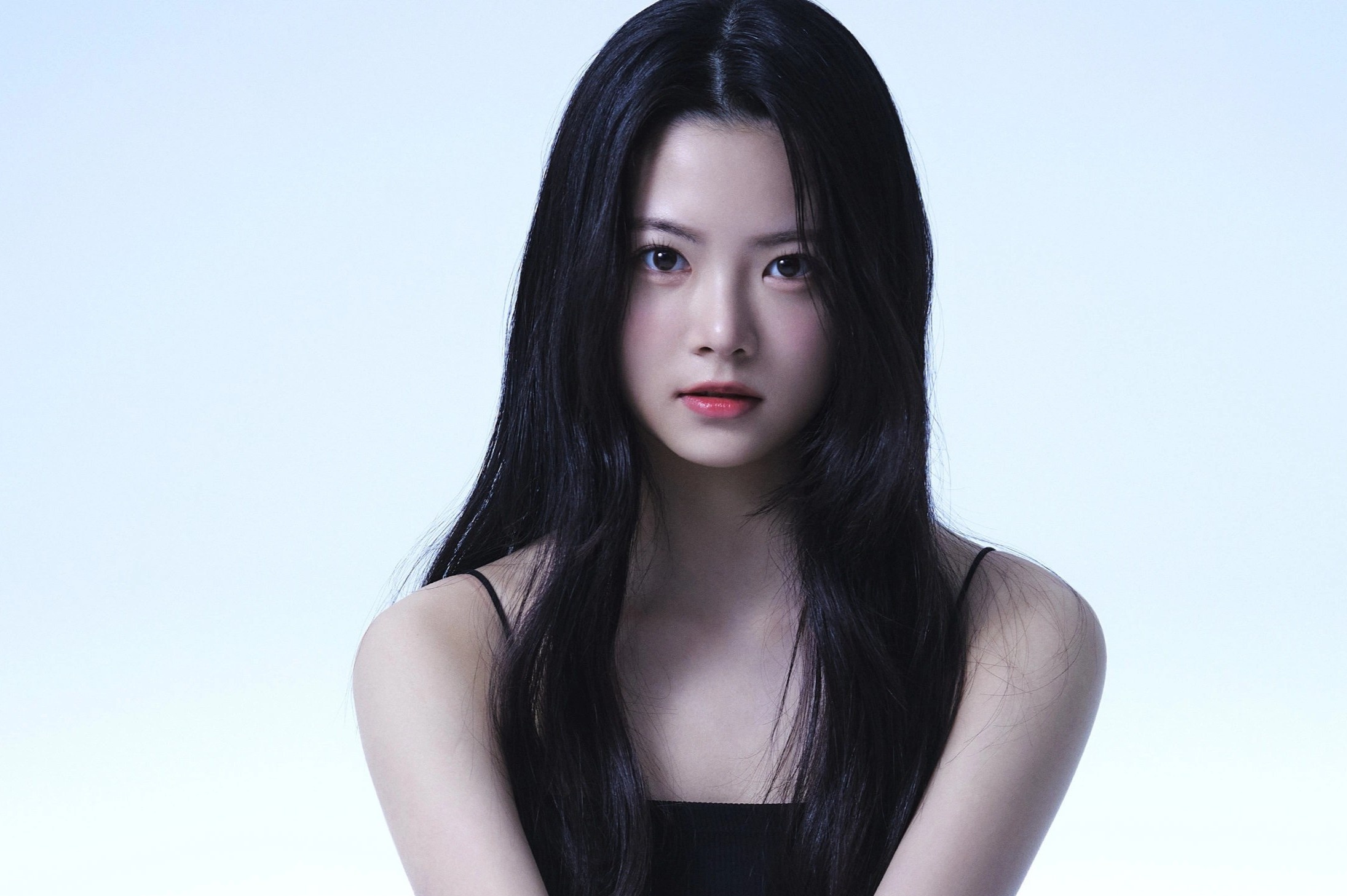 Nu ca si 16 tuoi gay tranh cai vi vu dao goi cam hinh anh