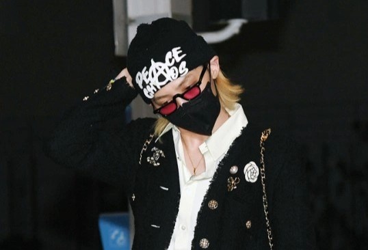 Thoi trang san bay cua G-Dragon gay chu y hinh anh